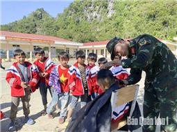 Hành quân dã ngoại làm công tác dân vận tại xã Văn Lăng, tỉnh Thái Nguyên